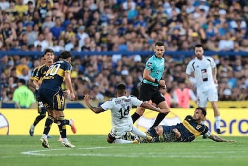 Boca arranco el torneo ante Riestra con mucha lucha y un triunfo