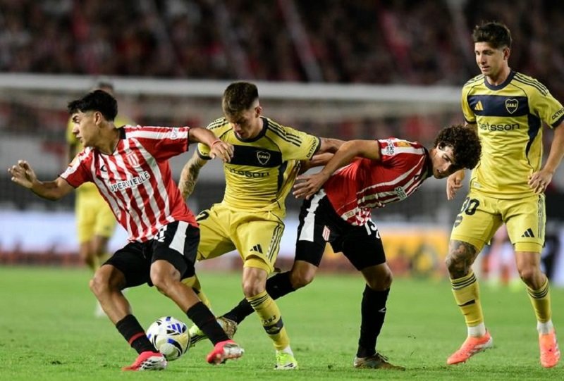 Cuando Boca estaba para el papelón aparecieron los pibes y casi hacen un milagro