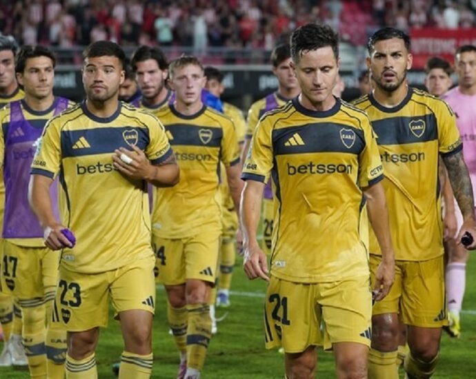 Cuando Boca estaba para el papelón aparecieron los pibes y casi hacen un milagro