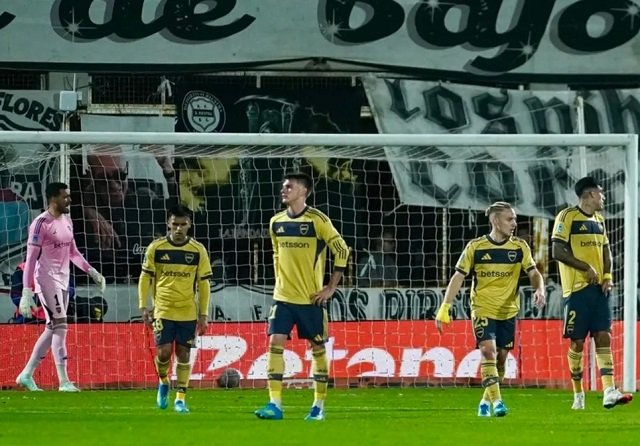 Riestra pateo tres veces e hizo tres goles, Boca cerca del papelón