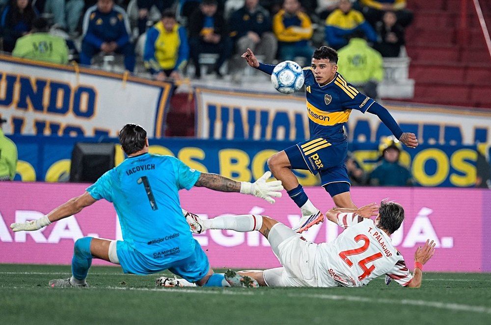 Boca le gano claramente a Estudiantes en el partido que tenia pendiente