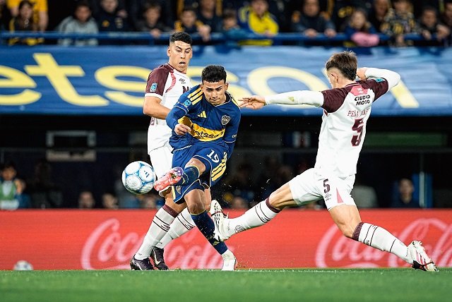 Boca volvió a la Bombonera y al triunfo en el final ante Lanús