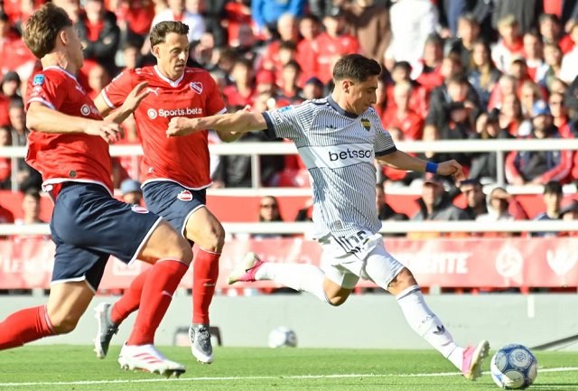 Con un frentazo agónico de Jagger Herrera, Boca liquido a Independiente y manda en la Anual