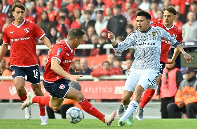 Con un frentazo agónico de Jagger Herrera, Boca liquido a Independiente y manda en la Anual